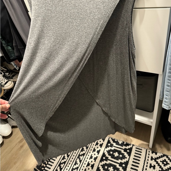 Chic grey peek-a-boo tank top - Picture 3 of 4